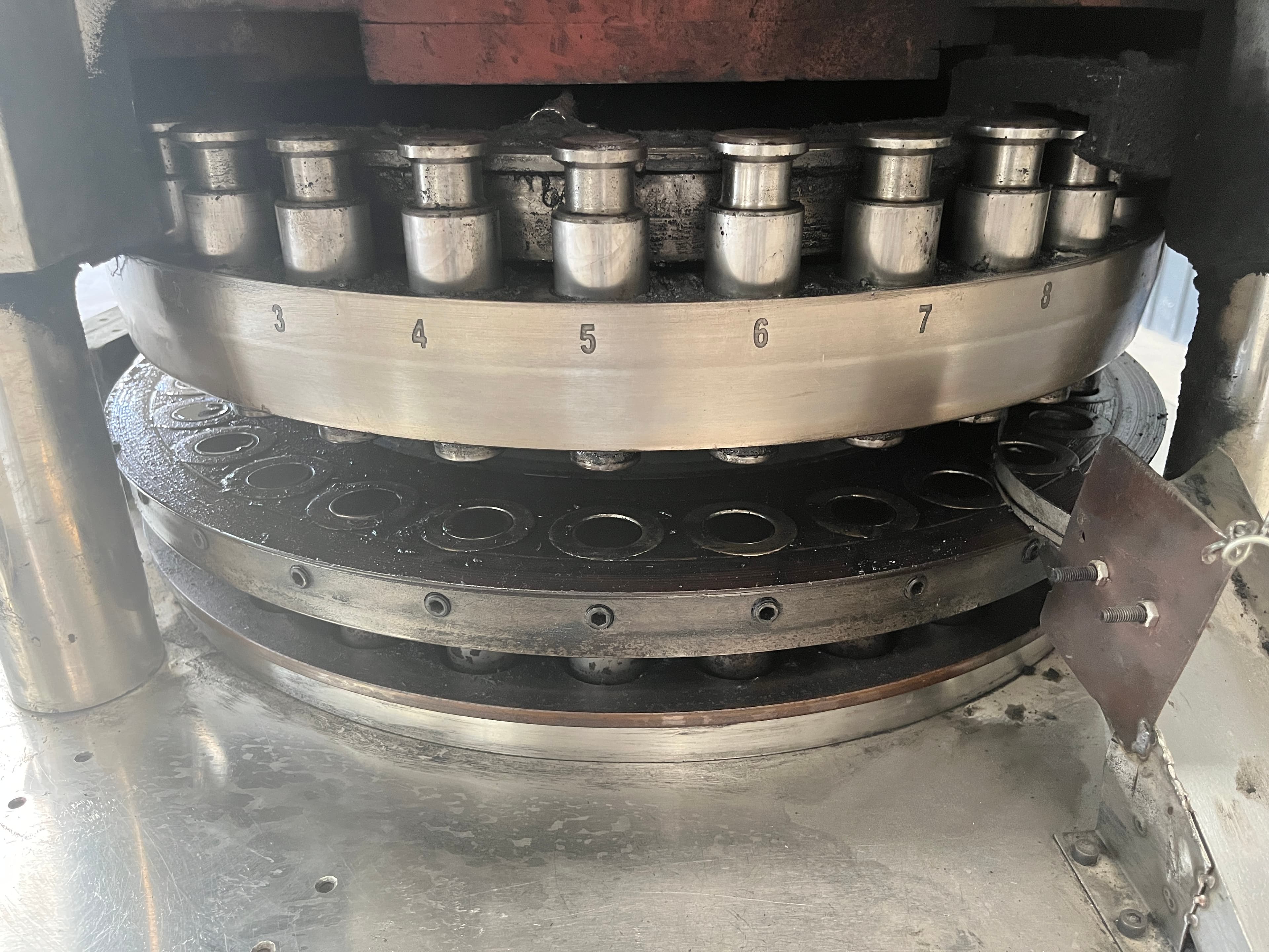 50 mm-孔付き速燃炭果実炭